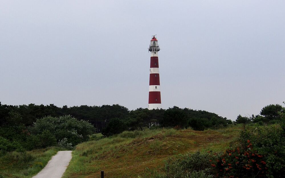 De vuurtoren Bornrif in de duinen bij Hollum op Ameland
